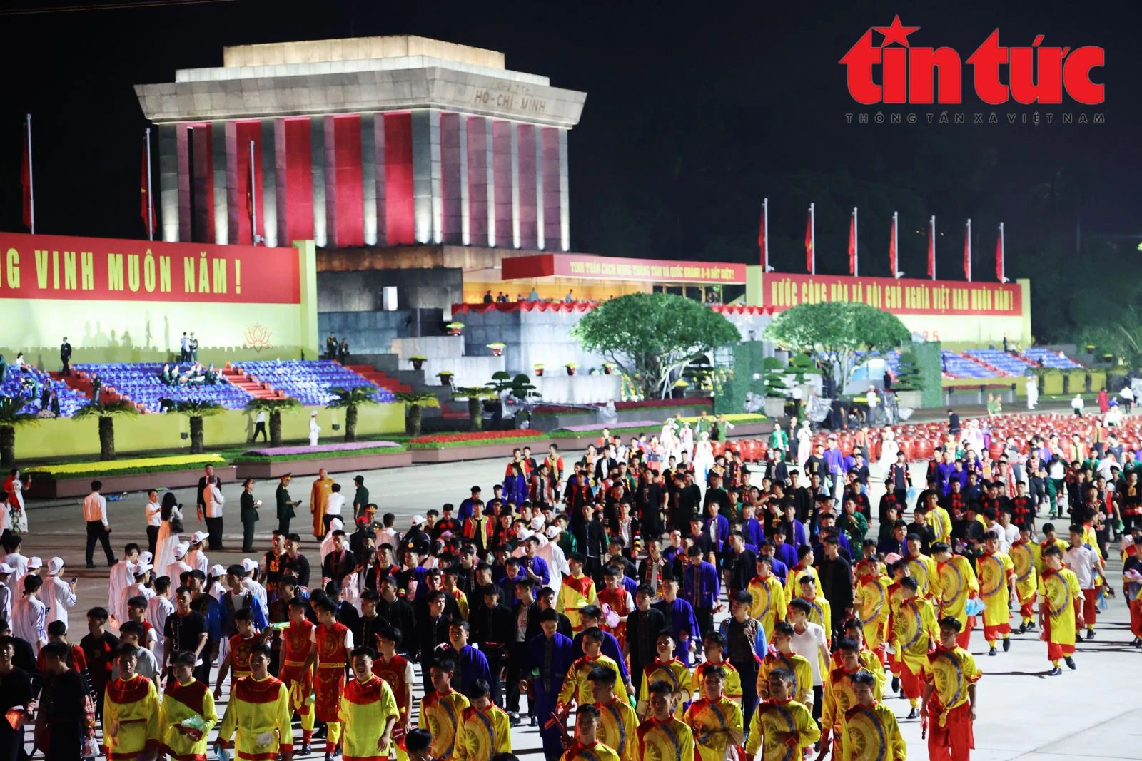 Không khí sôi động trước “giờ G”: Hàng vạn người dân háo hức chờ xem diễu binh, diễu hành 2/9