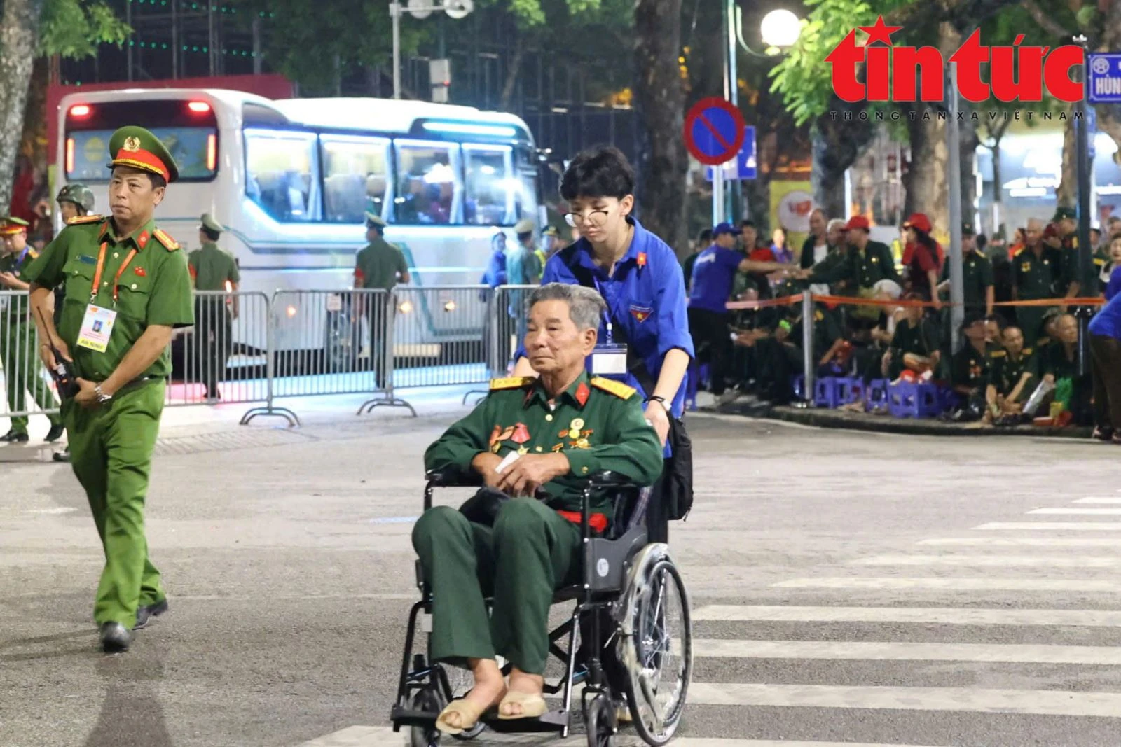 Không khí sôi động trước “giờ G”: Hàng vạn người dân háo hức chờ xem diễu binh, diễu hành 2/9