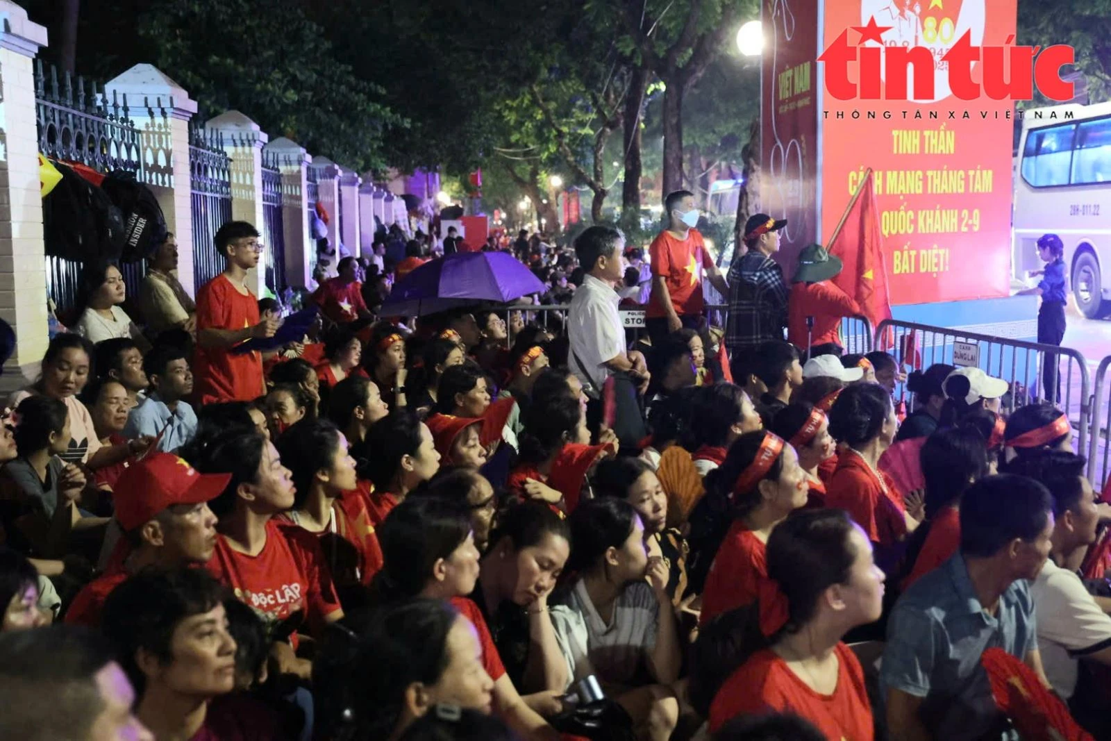 Không khí sôi động trước “giờ G”: Hàng vạn người dân háo hức chờ xem diễu binh, diễu hành 2/9