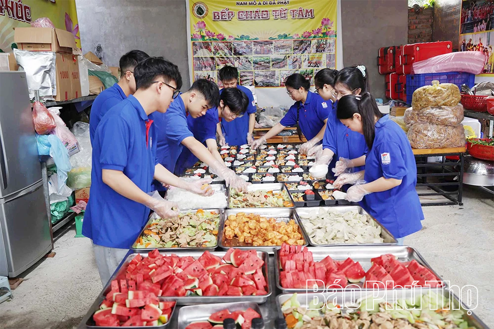 Học sinh THPT Trần Phú dùng tiền thưởng nấu cháo thiện nguyện