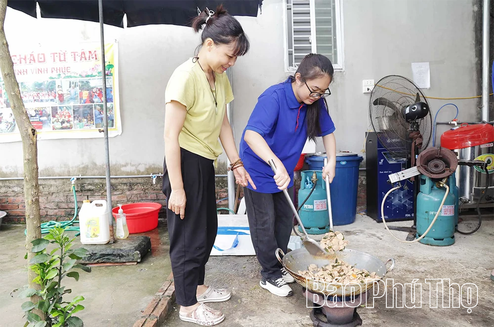 Học sinh THPT Trần Phú dùng tiền thưởng nấu cháo thiện nguyện