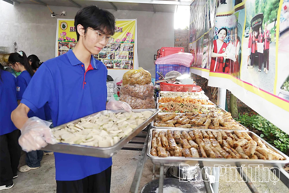 Học sinh THPT Trần Phú dùng tiền thưởng nấu cháo thiện nguyện