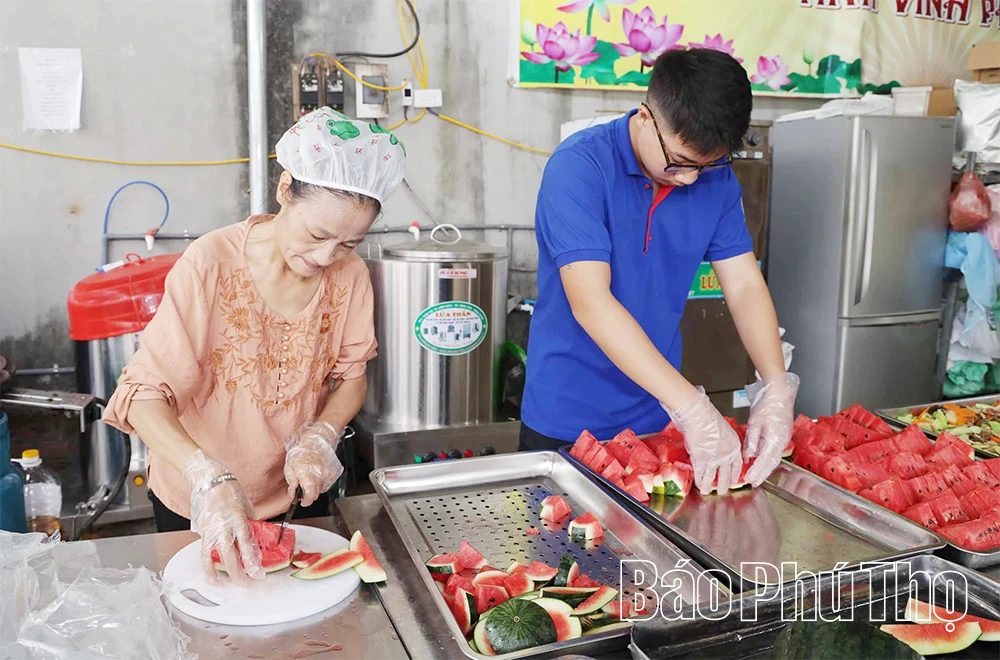 Học sinh THPT Trần Phú dùng tiền thưởng nấu cháo thiện nguyện