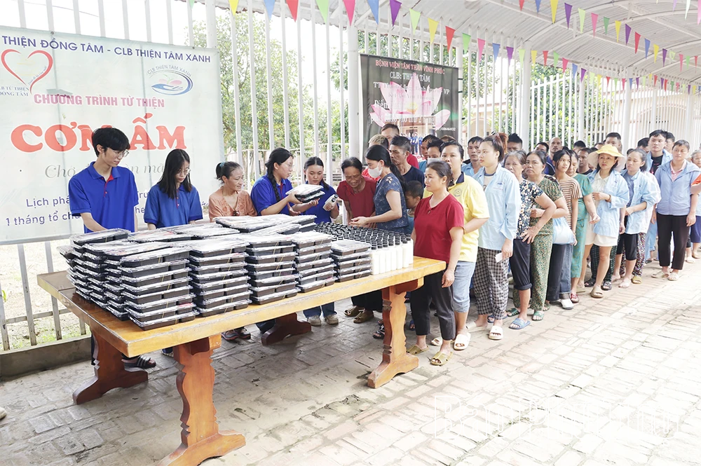 Học sinh THPT Trần Phú dùng tiền thưởng nấu cháo thiện nguyện