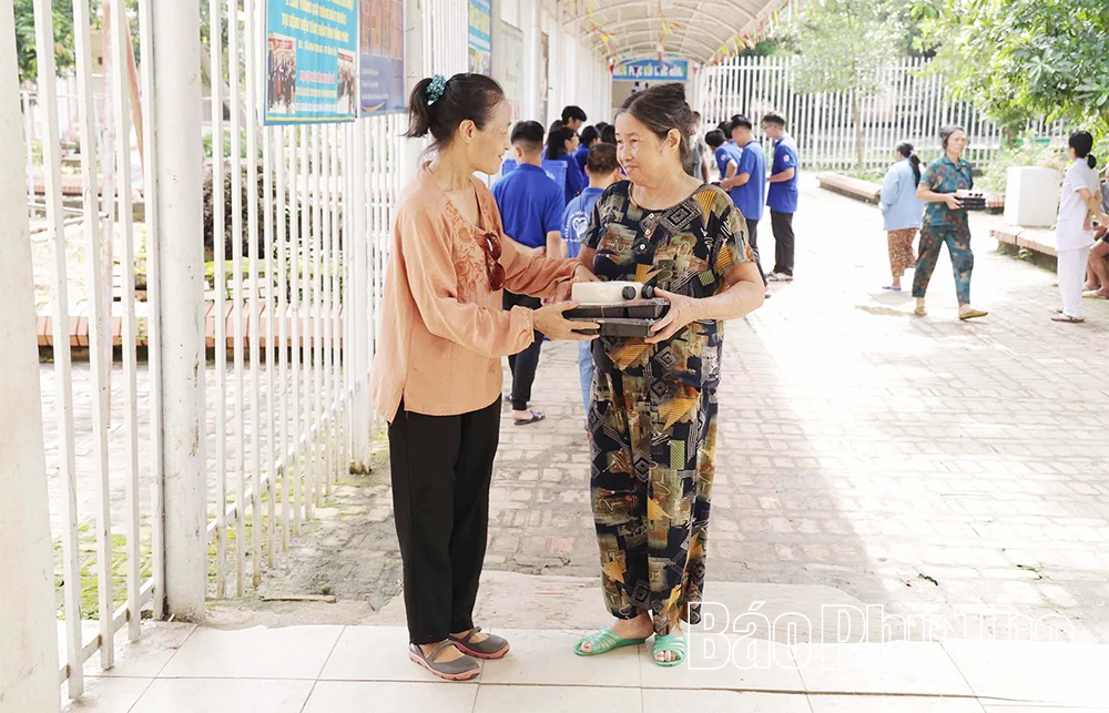 Học sinh THPT Trần Phú dùng tiền thưởng nấu cháo thiện nguyện