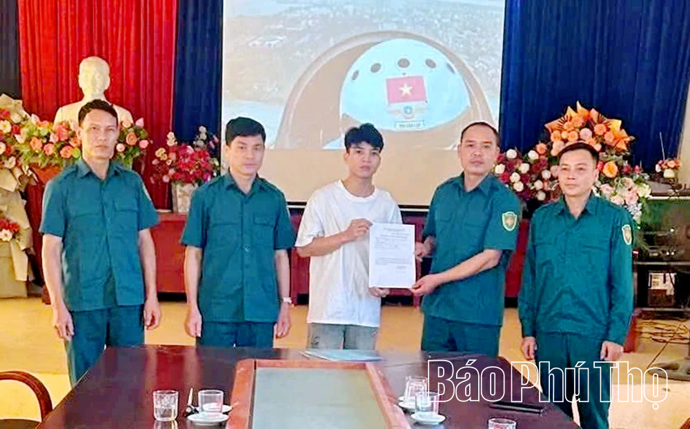 5 thanh niên xã Mường Vang hăng hái viết đơn tình nguyện nhập ngũ năm 2026