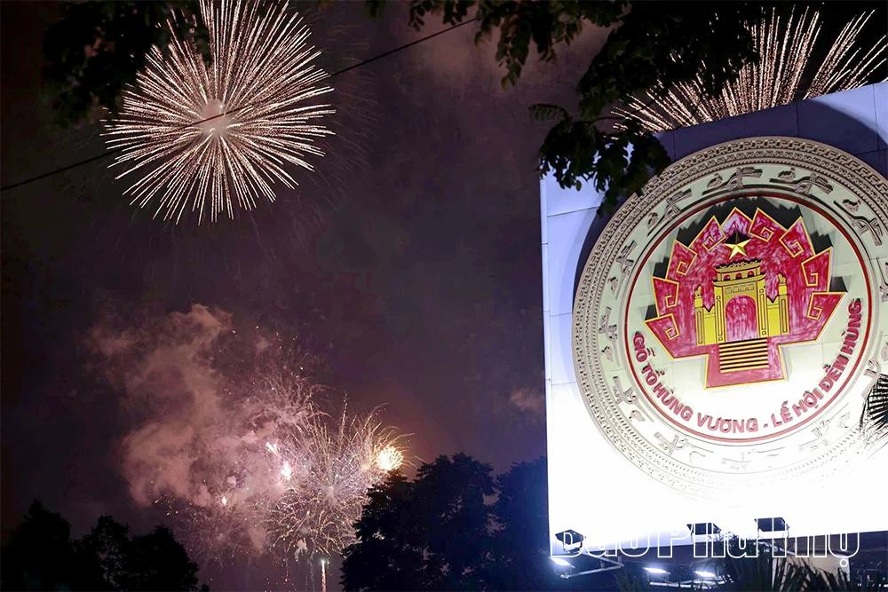Pháo hoa rực rỡ trời Thu Đất Tổ