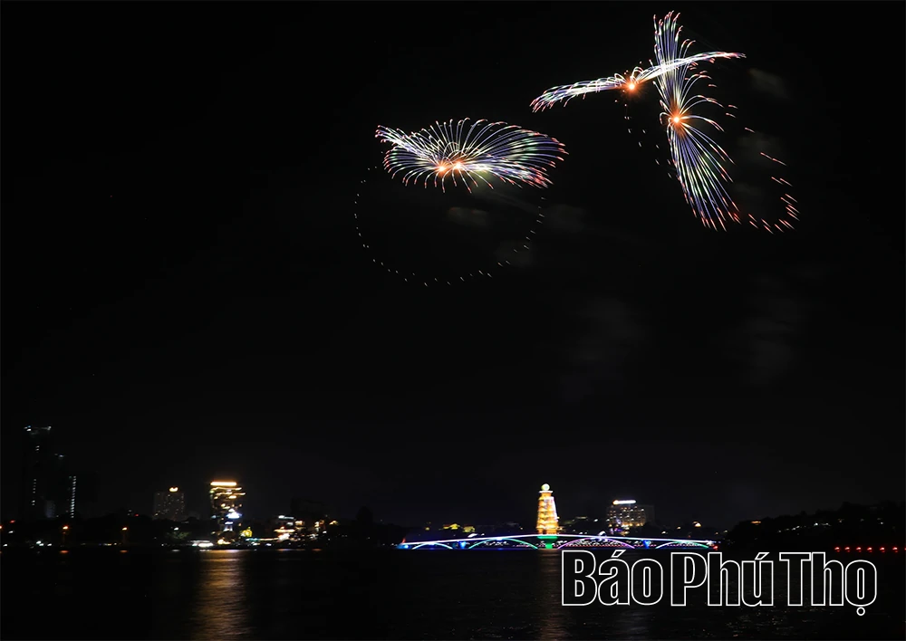 Pháo hoa rực rỡ trời Thu Đất Tổ