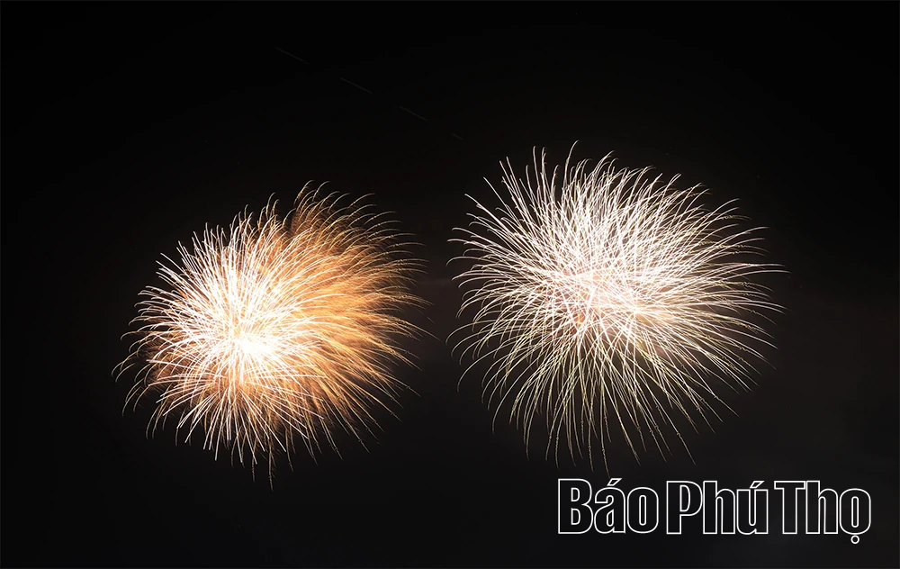 Pháo hoa rực rỡ trời Thu Đất Tổ