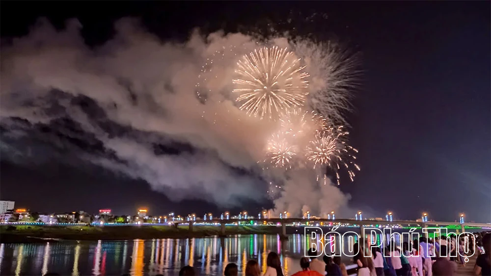 Pháo hoa rực rỡ trời Thu Đất Tổ