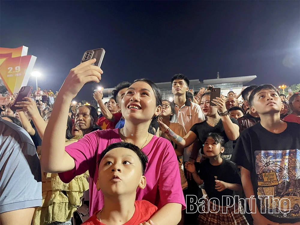 Pháo hoa rực rỡ trời Thu Đất Tổ