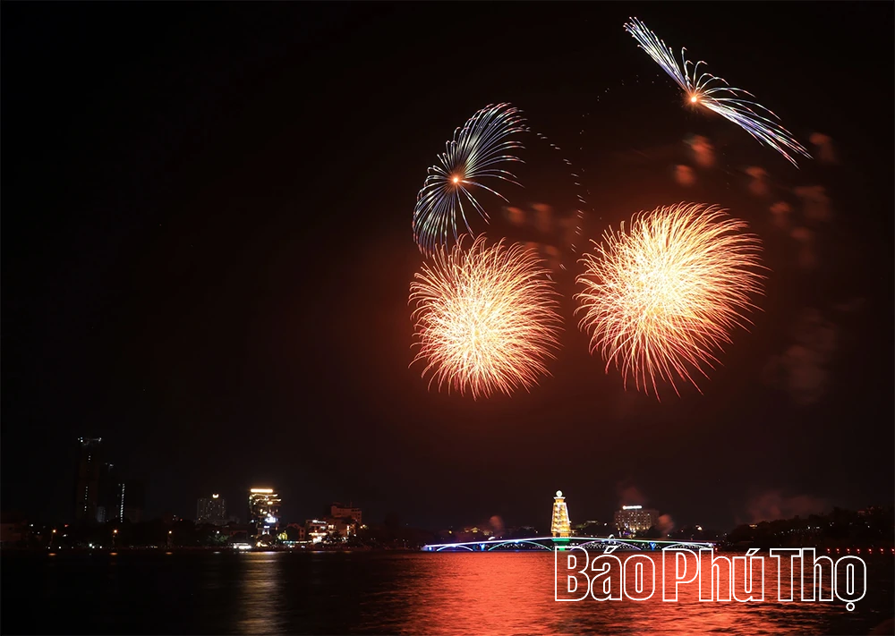 Pháo hoa rực rỡ trời Thu Đất Tổ