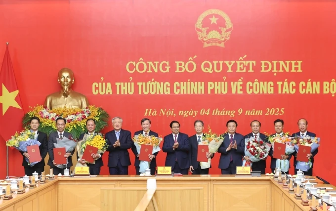 Thủ tướng trao quyết định bổ nhiệm lãnh đạo 8 bộ, cơ quan
