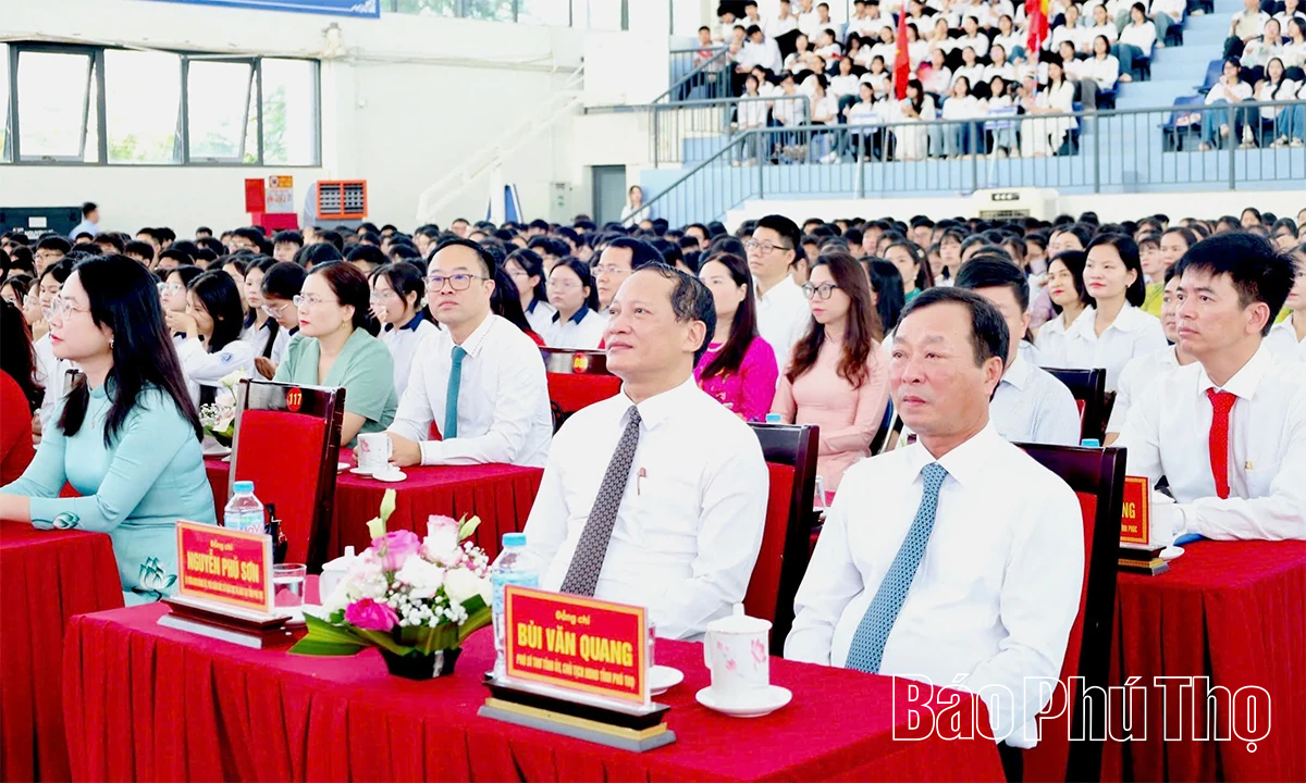 Chủ tịch HĐND tỉnh Bùi Văn Quang dự khai giảng tại Trường THPT Chuyên Vĩnh Phúc