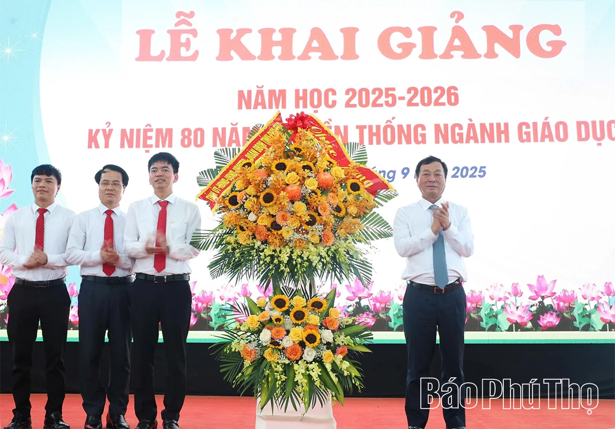 Chủ tịch HĐND tỉnh Bùi Văn Quang dự khai giảng tại Trường THPT Chuyên Vĩnh Phúc