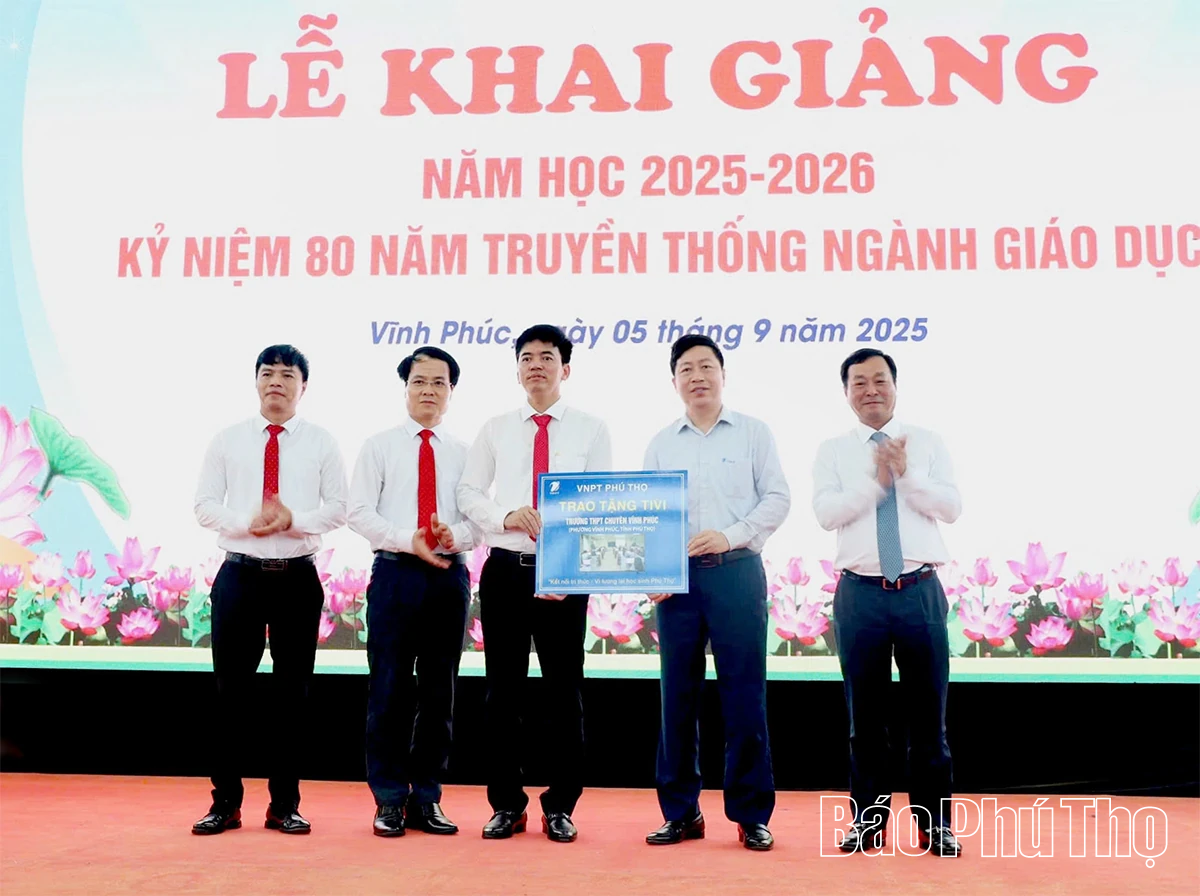 Chủ tịch HĐND tỉnh Bùi Văn Quang dự khai giảng tại Trường THPT Chuyên Vĩnh Phúc