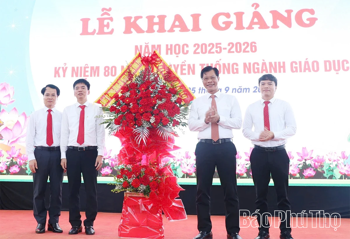 Chủ tịch HĐND tỉnh Bùi Văn Quang dự khai giảng tại Trường THPT Chuyên Vĩnh Phúc