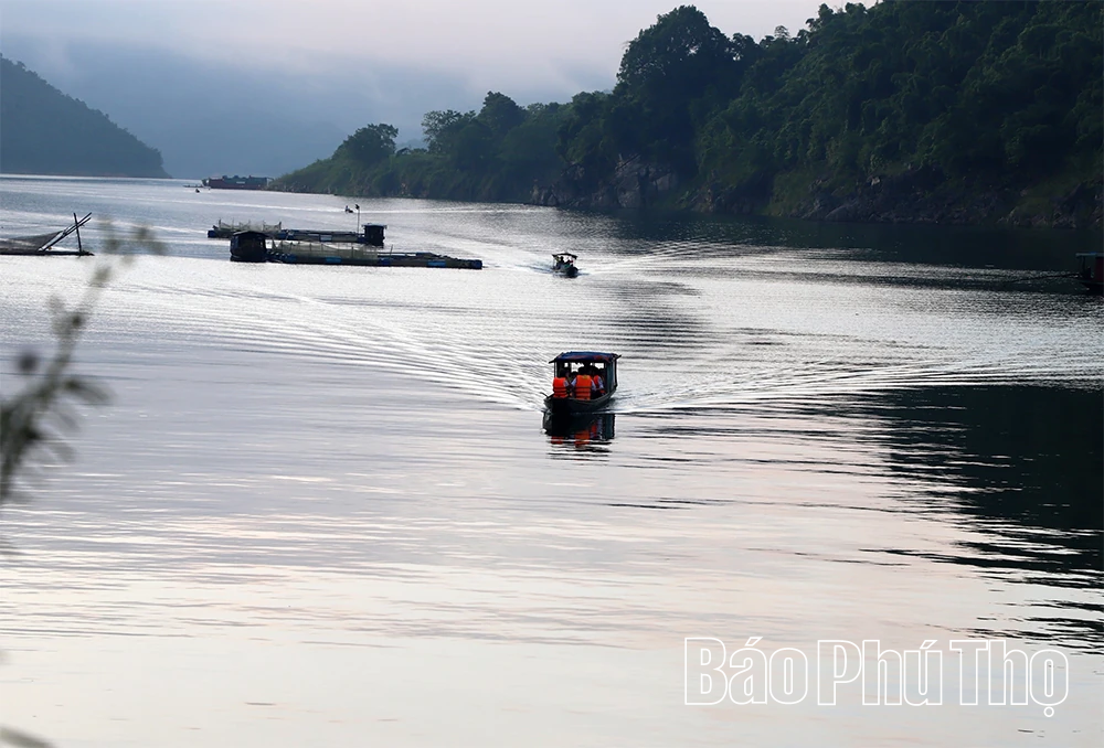 Vượt sóng nước lòng hồ trong ngày khai trường