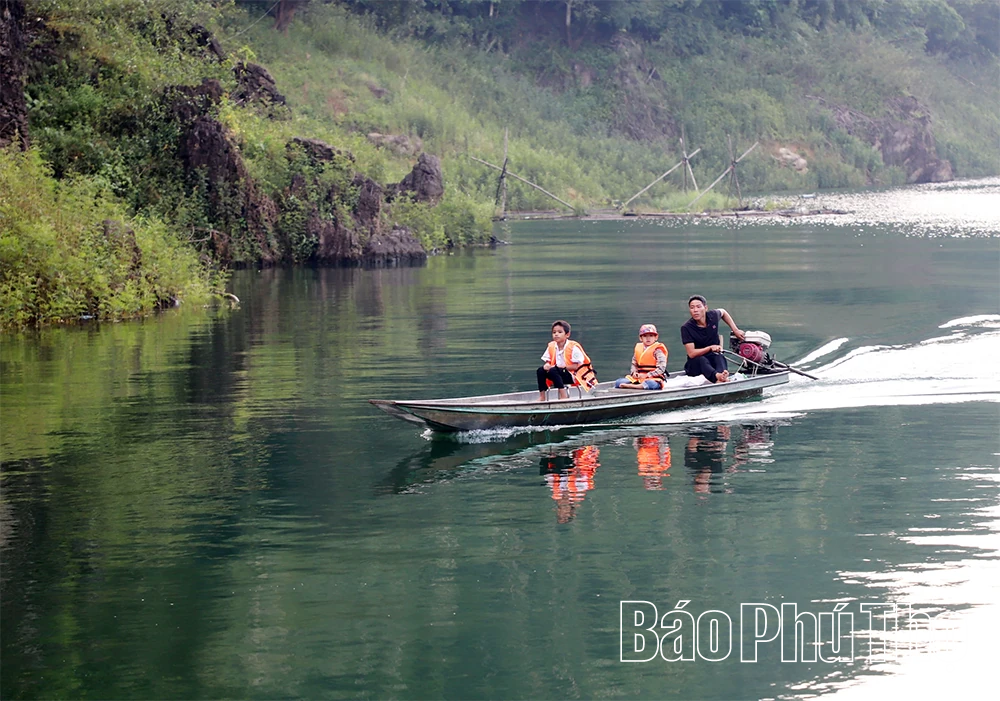 Vượt sóng nước lòng hồ trong ngày khai trường