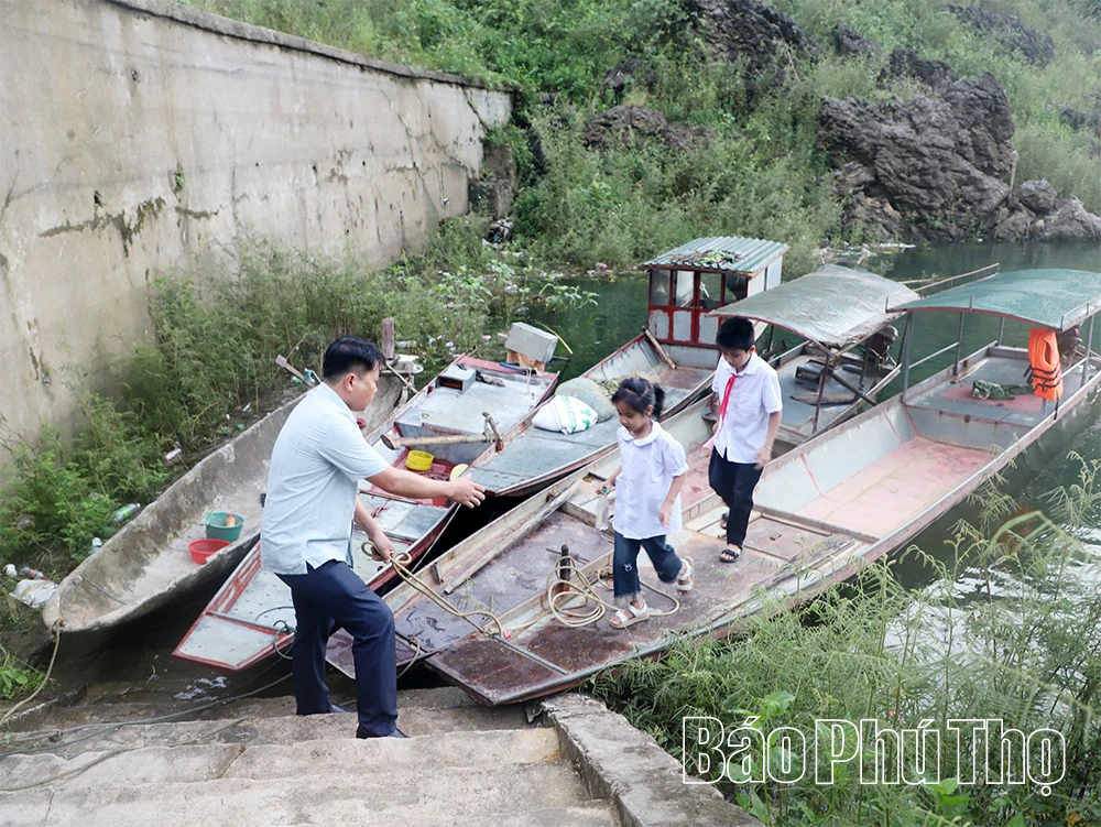 Vượt sóng nước lòng hồ trong ngày khai trường