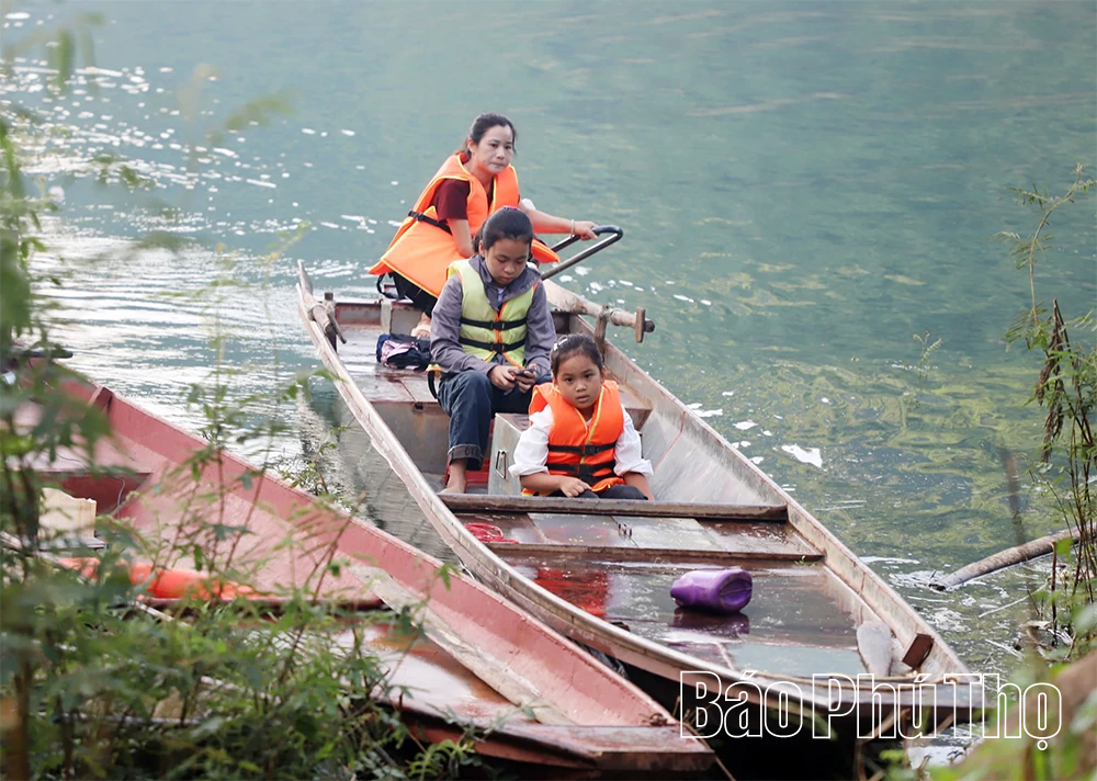 Vượt sóng nước lòng hồ trong ngày khai trường