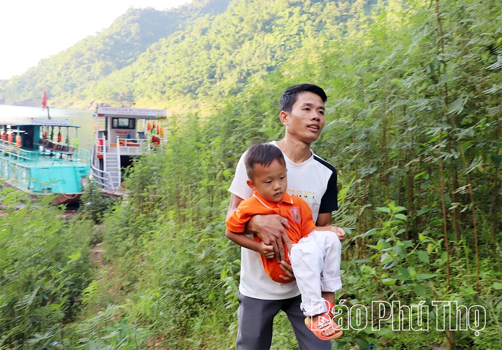 Vượt sóng nước lòng hồ trong ngày khai trường