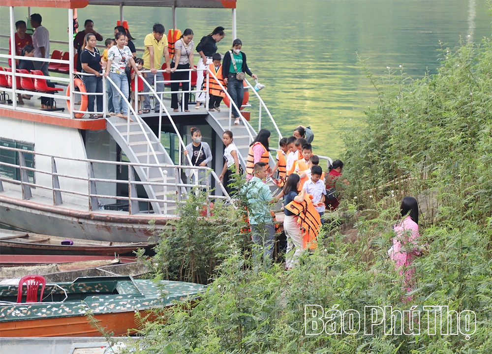Vượt sóng nước lòng hồ trong ngày khai trường