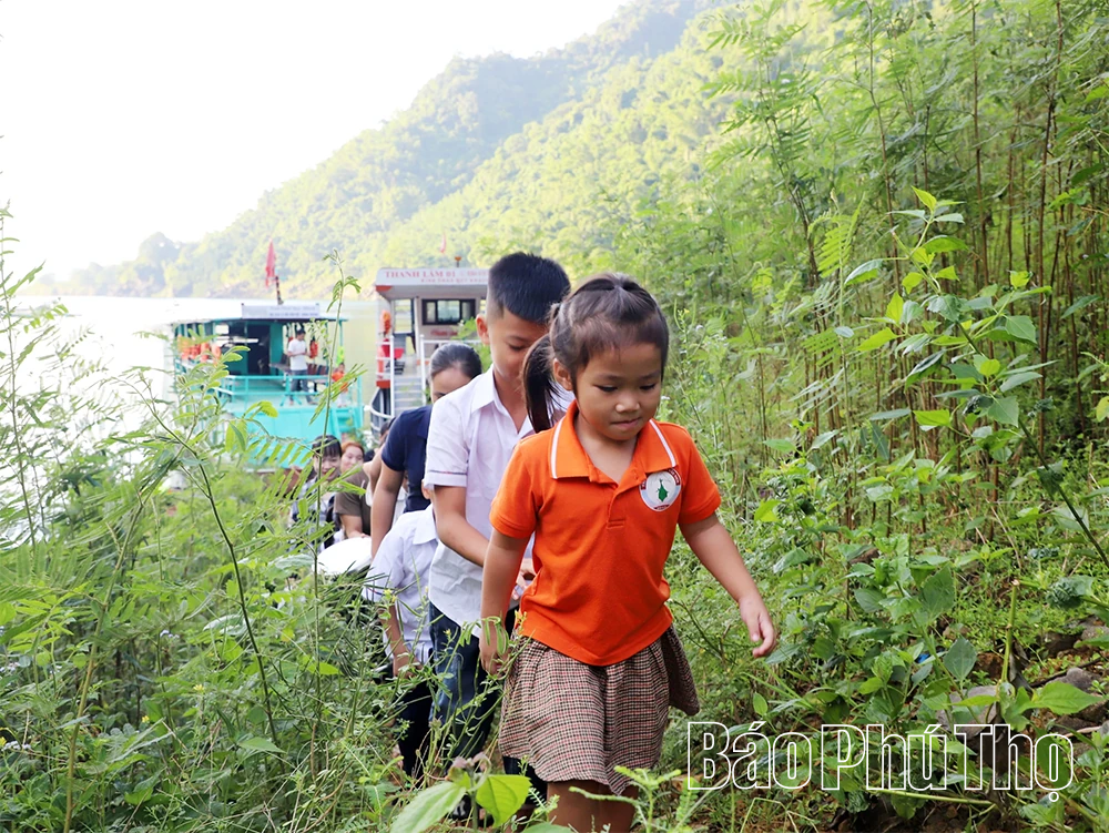 Vượt sóng nước lòng hồ trong ngày khai trường