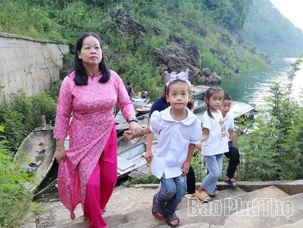 Vượt sóng nước lòng hồ trong ngày khai trường