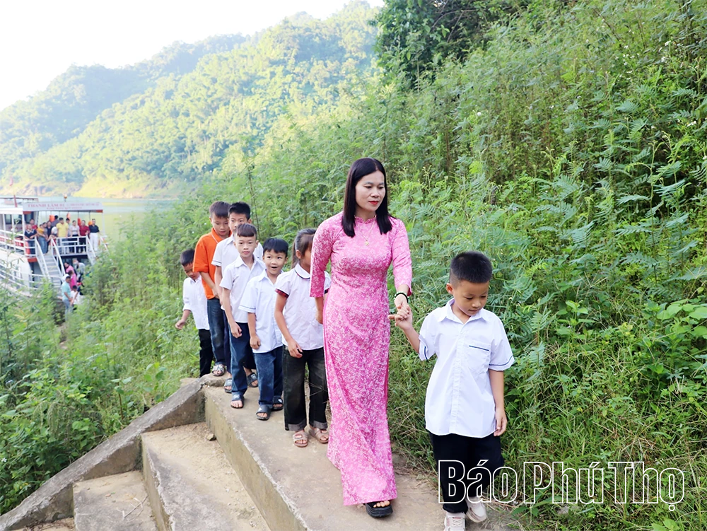 Vượt sóng nước lòng hồ trong ngày khai trường