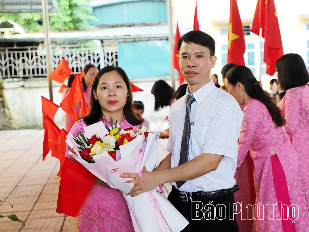 Vượt sóng nước lòng hồ trong ngày khai trường