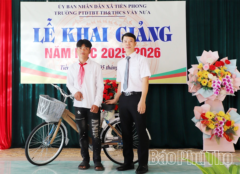 Vượt sóng nước lòng hồ trong ngày khai trường