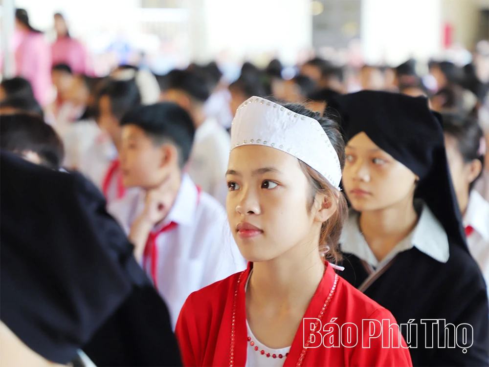 Vượt sóng nước lòng hồ trong ngày khai trường