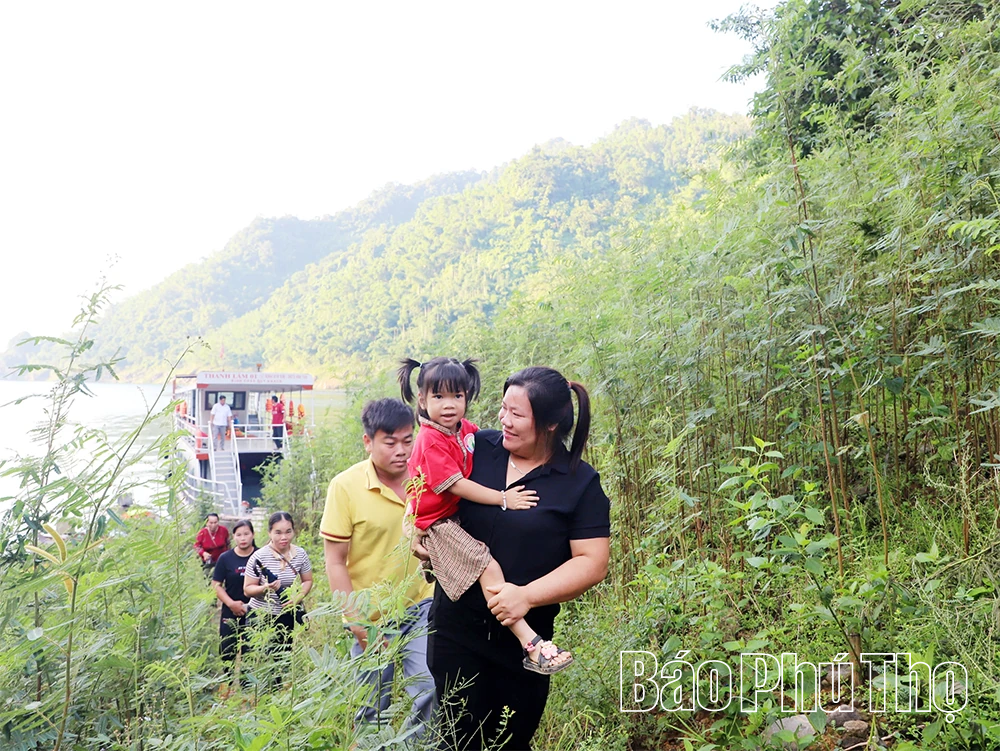 Vượt sóng nước lòng hồ trong ngày khai trường