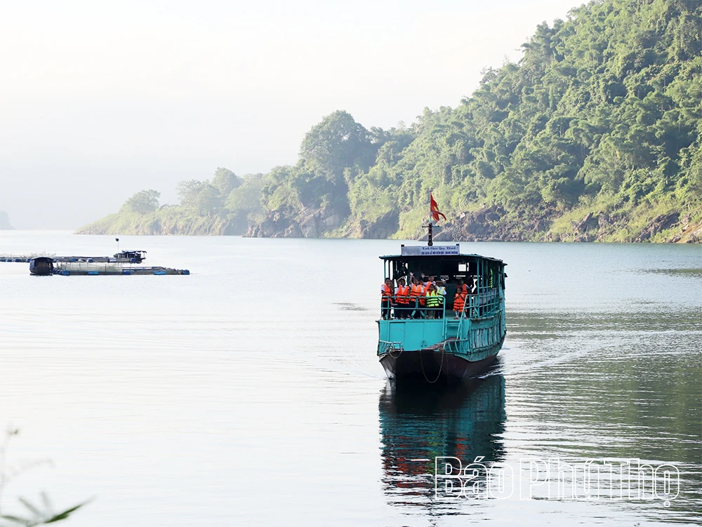 Vượt sóng nước lòng hồ trong ngày khai trường
