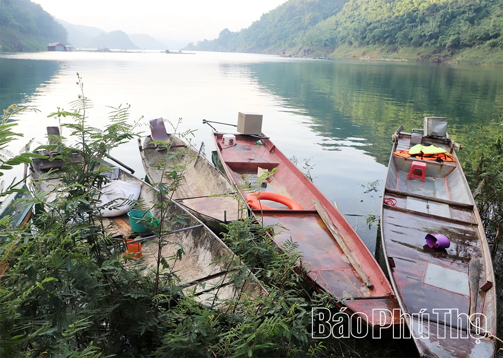 Vượt sóng nước lòng hồ trong ngày khai trường