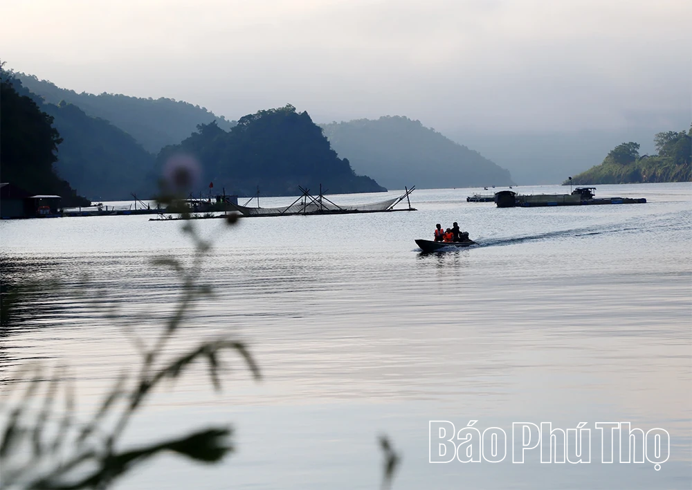 Vượt sóng nước lòng hồ trong ngày khai trường