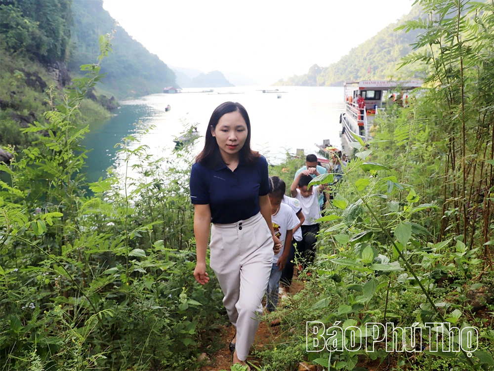 Vượt sóng nước lòng hồ trong ngày khai trường