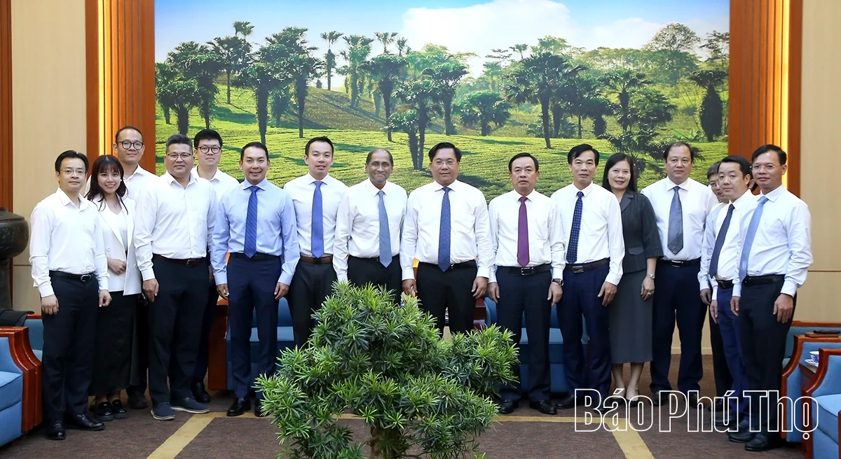 Chủ tịch UBND tỉnh Trần Duy Đông tiếp và làm việc với Đoàn Đại sứ Singapore tại Việt Nam