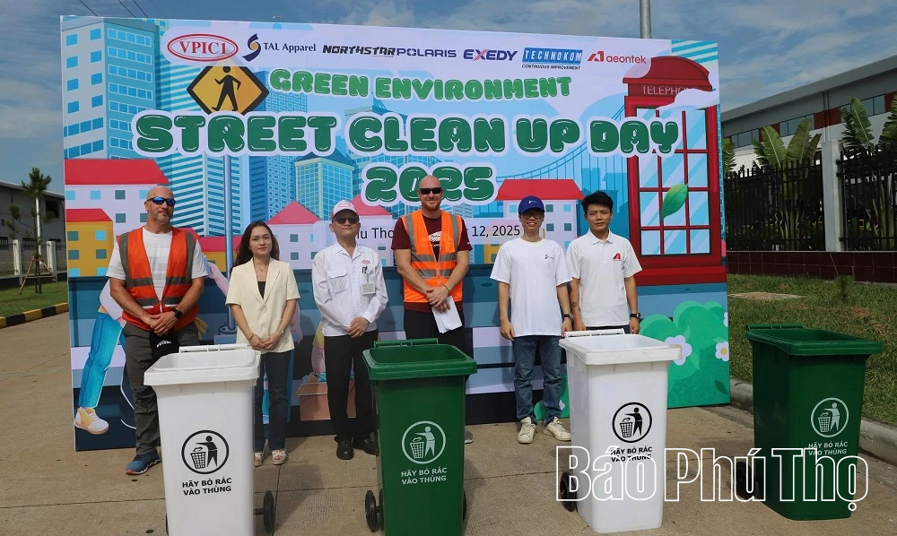 Gần 300 tình nguyện viên tham gia dọn dẹp đường phố tại các khu công nghiệp Vĩnh Phúc