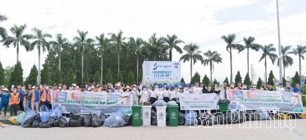 Gần 300 tình nguyện viên tham gia dọn dẹp đường phố tại các khu công nghiệp Vĩnh Phúc