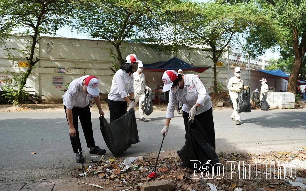 Gần 300 tình nguyện viên tham gia dọn dẹp đường phố tại các khu công nghiệp Vĩnh Phúc