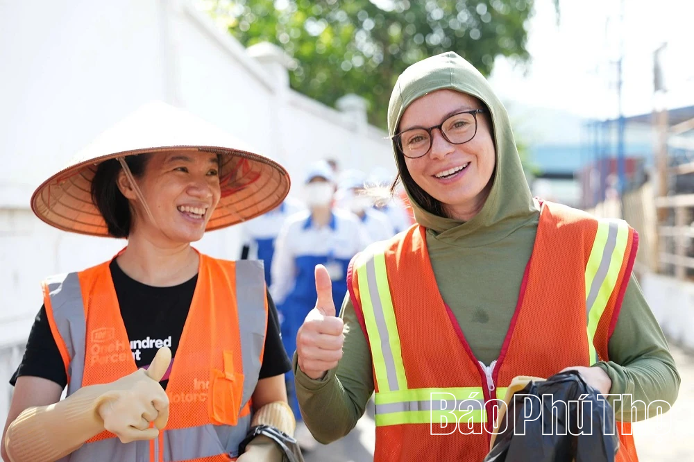 Gần 300 tình nguyện viên tham gia dọn dẹp đường phố tại các khu công nghiệp Vĩnh Phúc