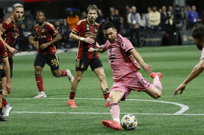 Vì sao tiền đạo cánh phải thuận chân trái được săn đón ở châu Âu?