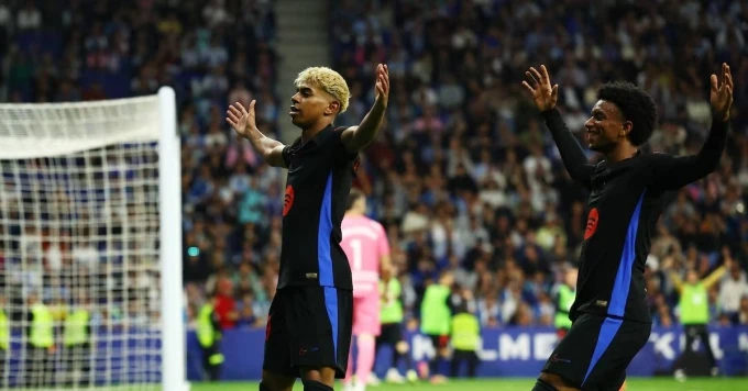 Vì sao tiền đạo cánh phải thuận chân trái được săn đón ở châu Âu?