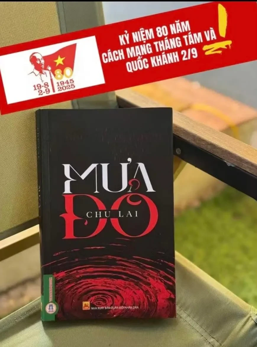 Tiểu thuyết “Mưa đỏ” đắt hàng theo cơn sốt của phim