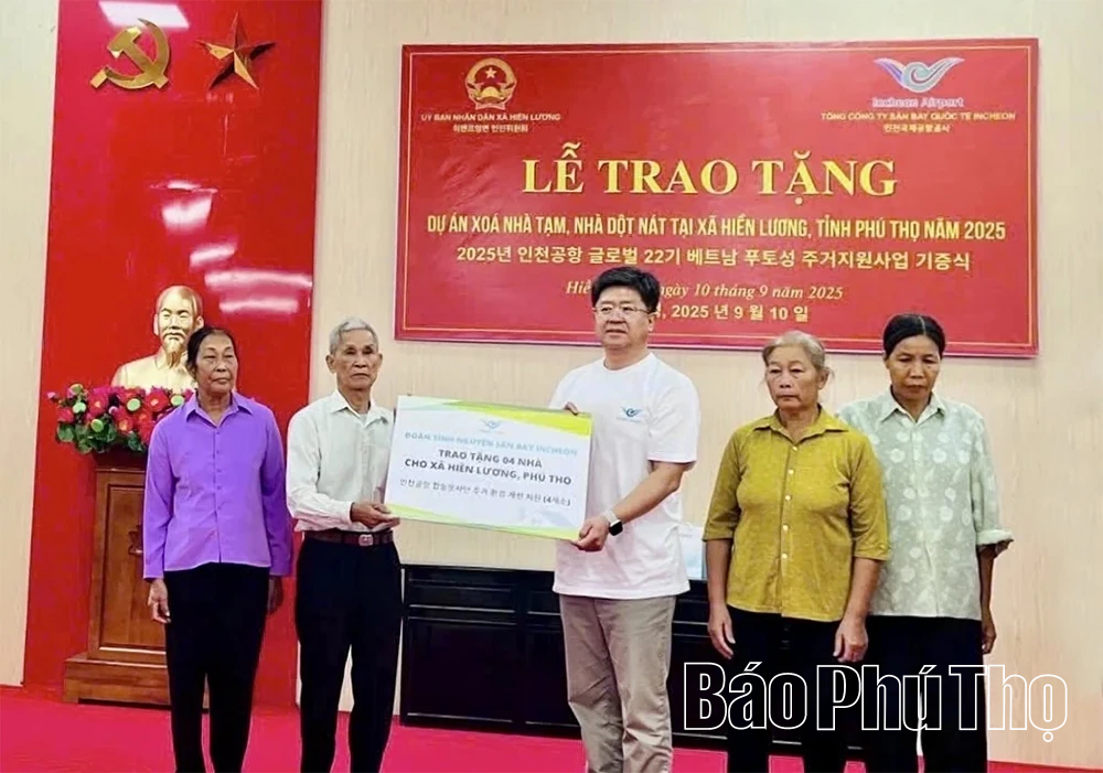 Bàn giao 4 căn nhà cho hộ nghèo từ nguồn tài trợ quốc tế