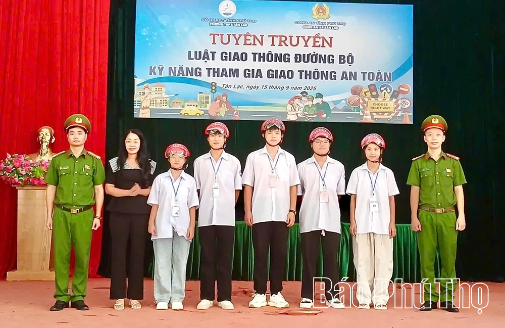 Công an xã Tân Lạc tuyên truyền Luật giao thông đường bộ cho trên 1.300 người