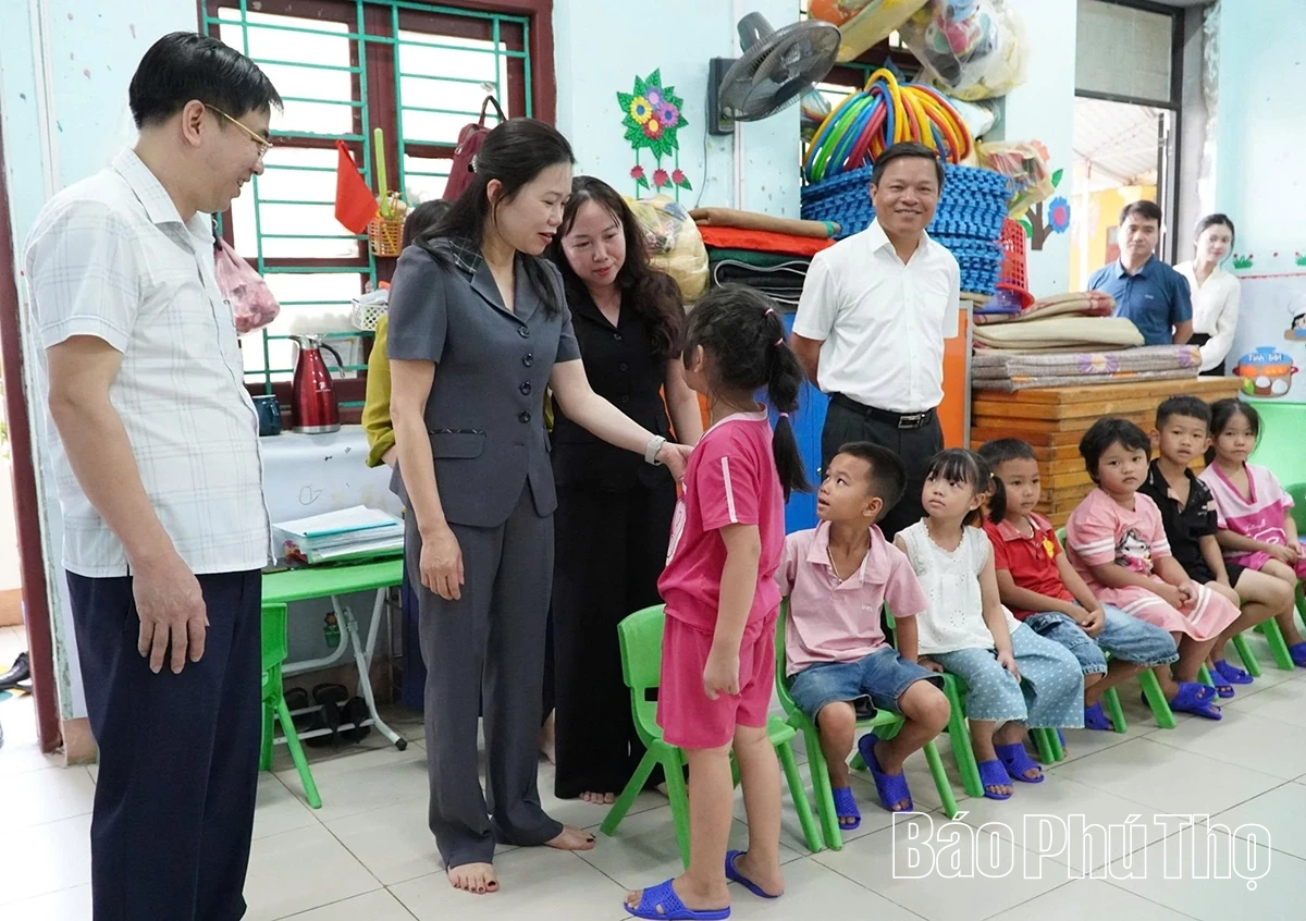 Phó Bí thư Tỉnh ủy Bùi Thị Minh làm việc tại xã Thượng Long về vận hành mô hình chính quyền địa phương 2 cấp