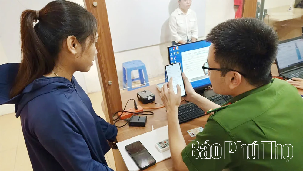 Tận tâm hỗ trợ người dân làm định danh điện tử